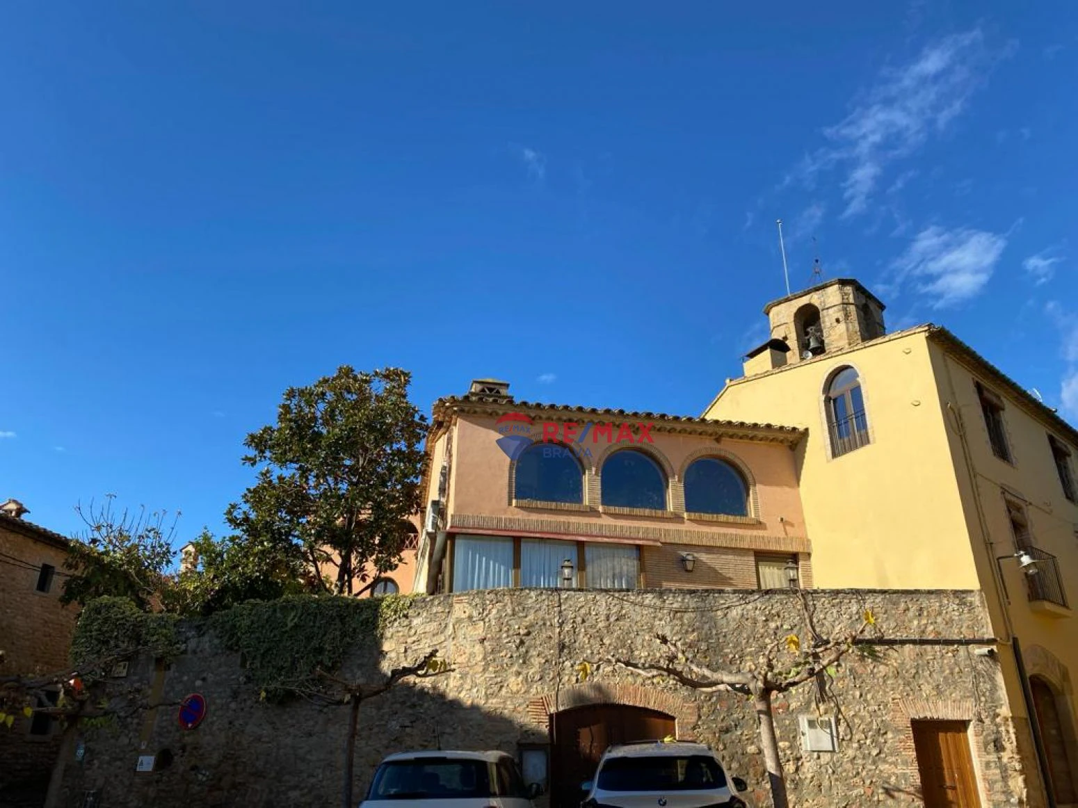 Casa de diseño antiguo en el centro del Pla de l´Estany
