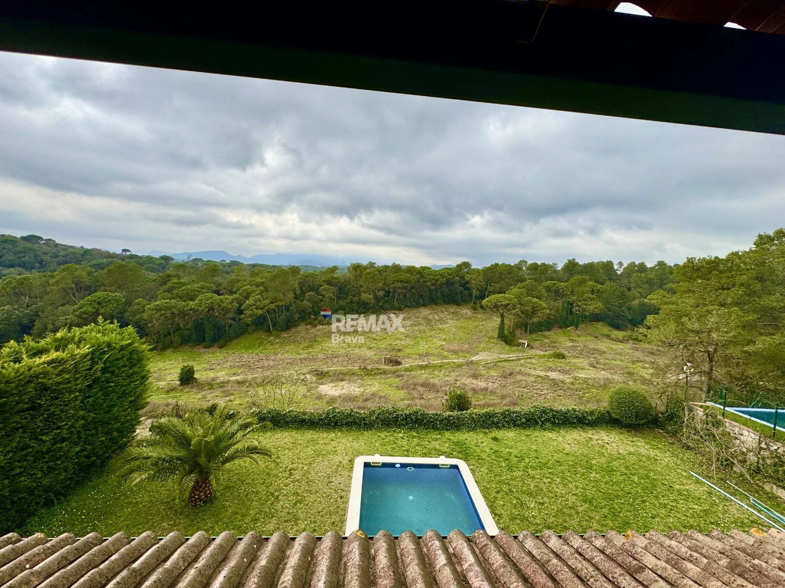 Exclusiva villa con piscina y vistas al golf a 15 minutos de Girona