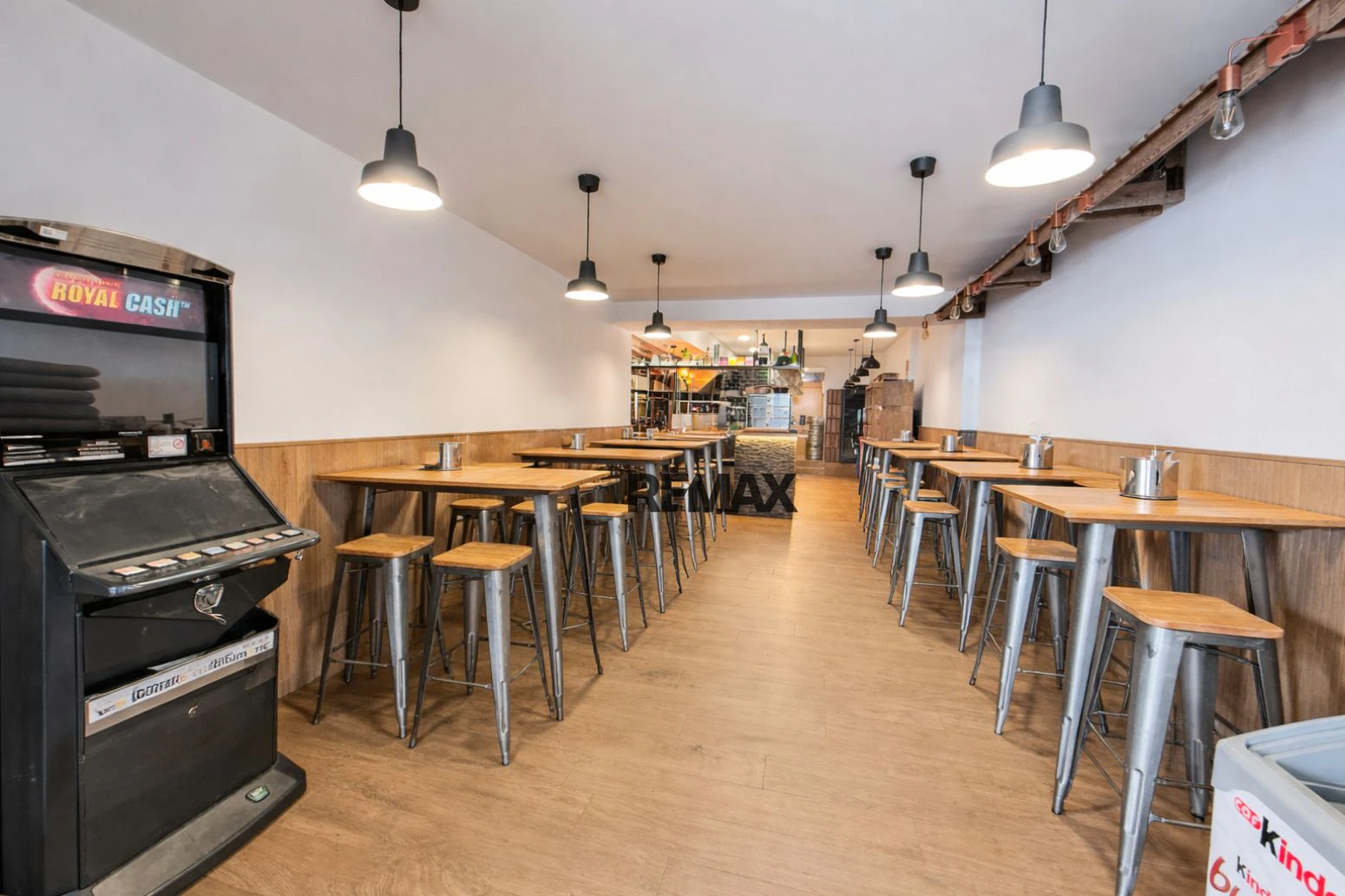 Restaurante Bar en traspaso en Empuriabrava en primera línea del mar