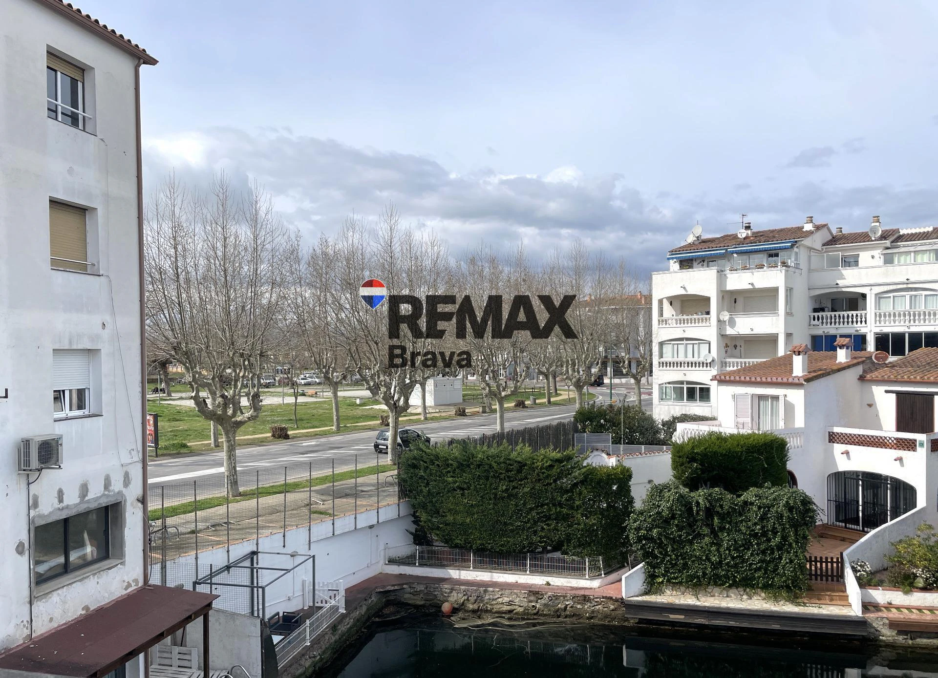 Luminoso apartamento con vistas al canal en Empuriabrava