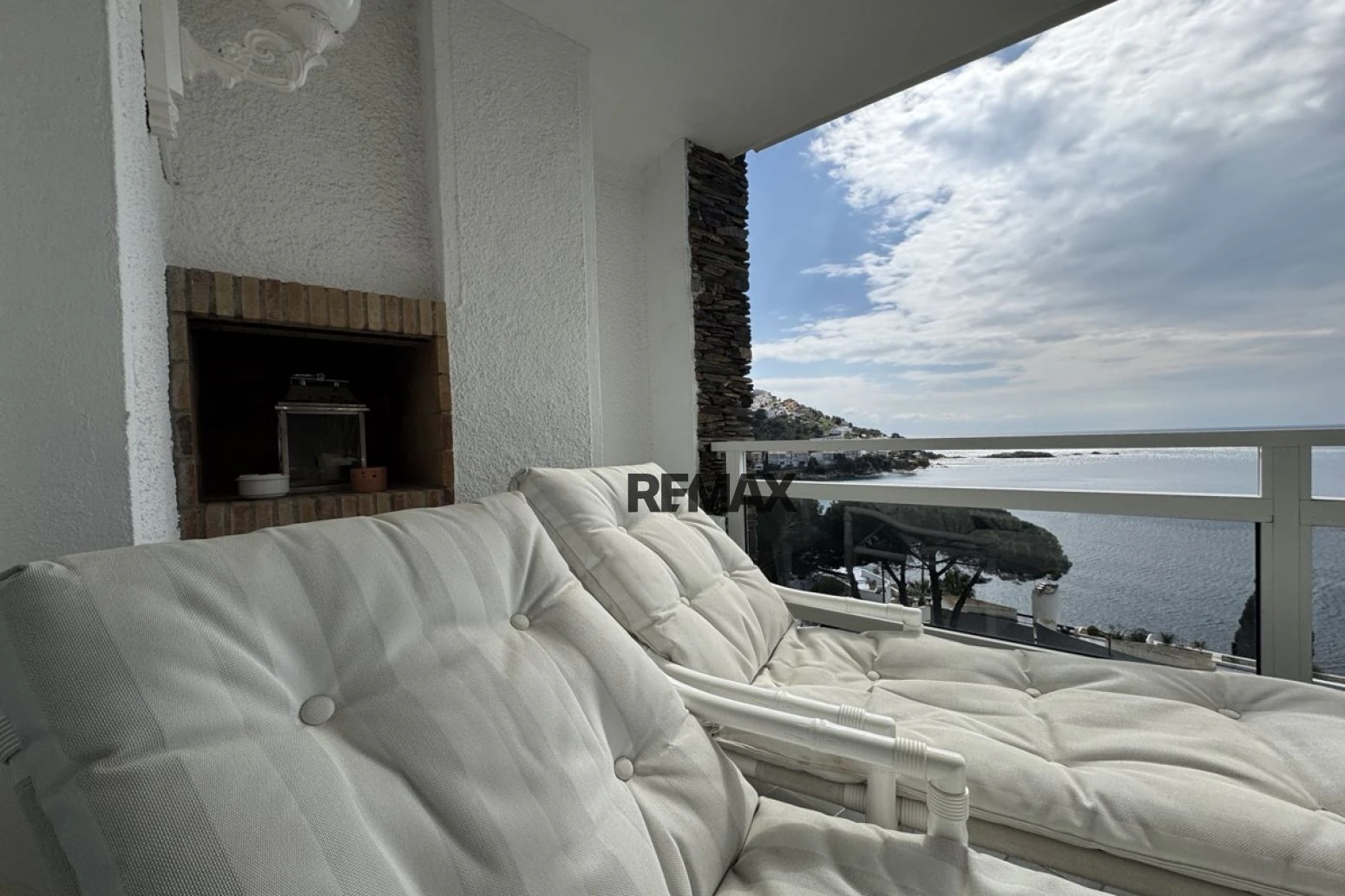 Magnífico apartamento con vistas al Mediterráneo, terraza y parking junto a la playa de Canyelles