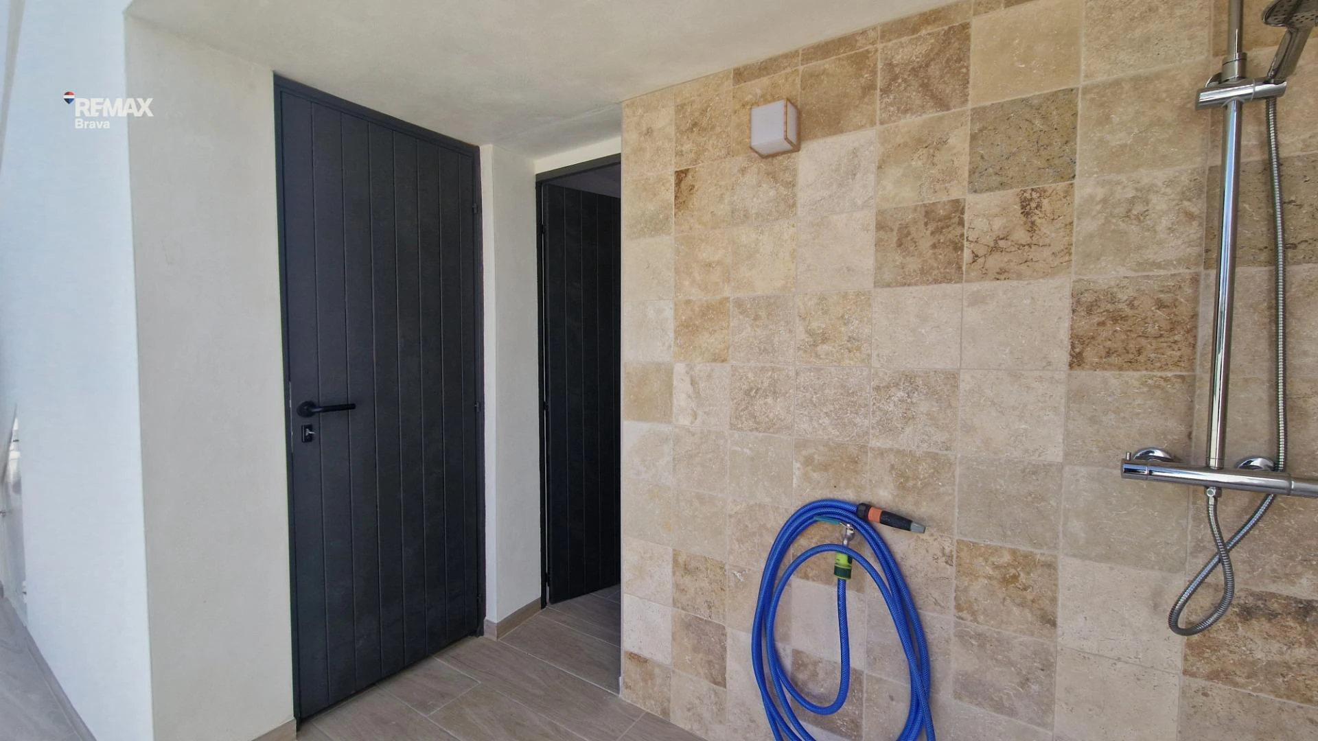 Apartamento con jardín y piscina propios en Empuriabrava