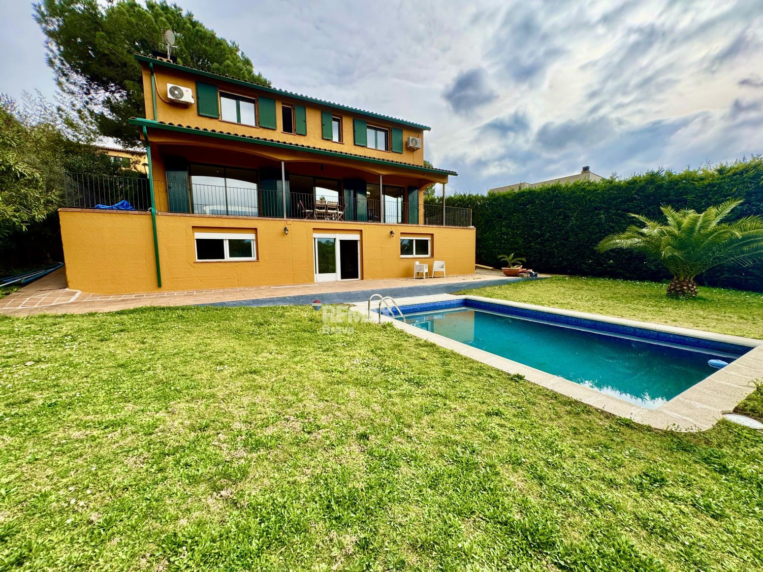 Exclusiva villa con piscina y vistas al golf a 15 minutos de Girona