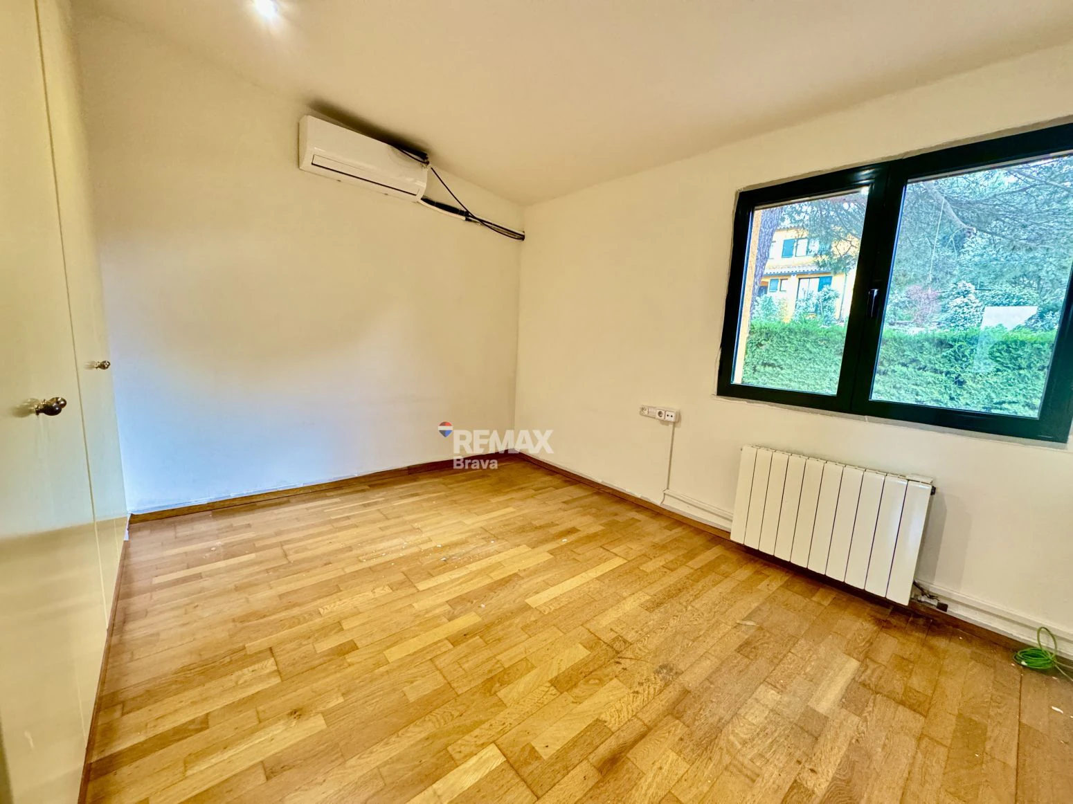Exclusiva villa con piscina y vistas al golf a 15 minutos de Girona