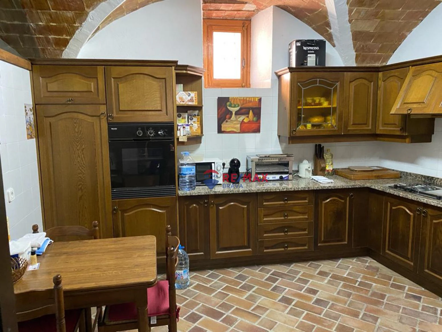 Casa de diseño antiguo en el centro del Pla de l´Estany