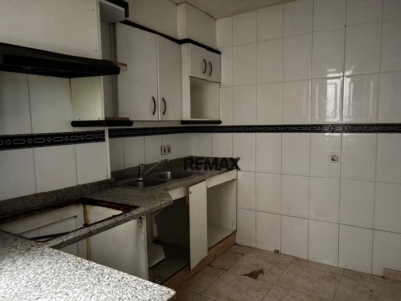 Amplio piso de 4 habitaciones para reformar en Sant Narcís, Girona