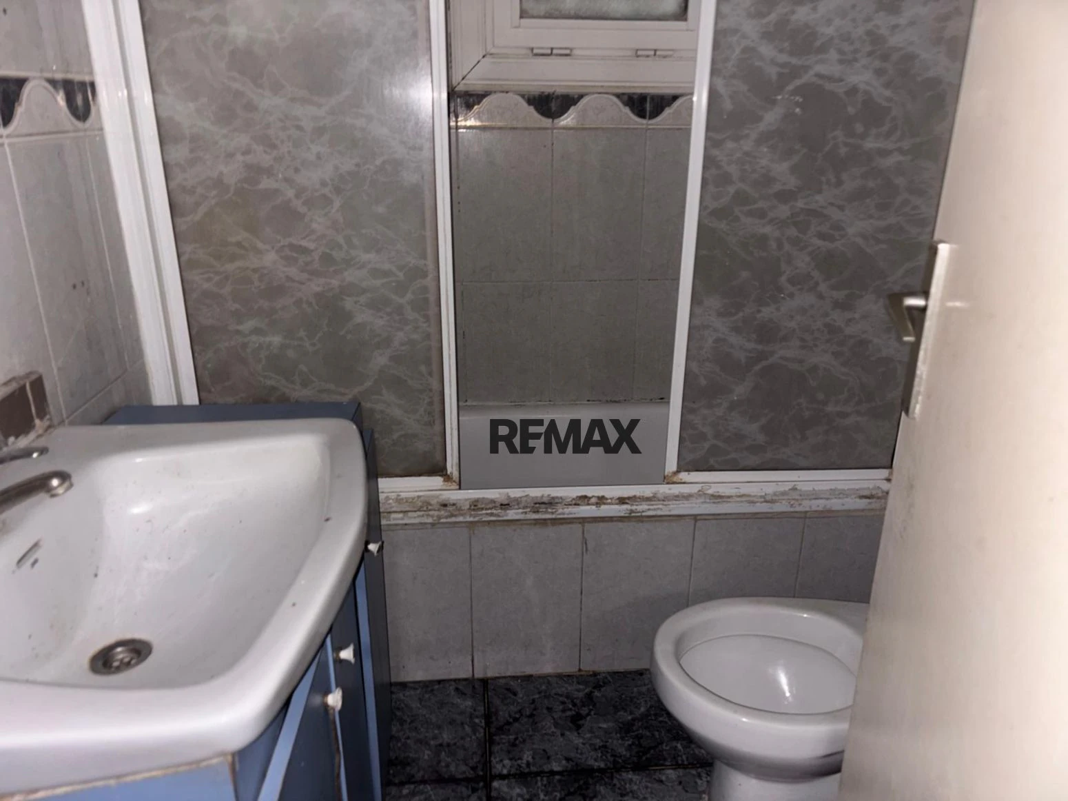 Amplio piso de 4 habitaciones para reformar en Sant Narcís, Girona