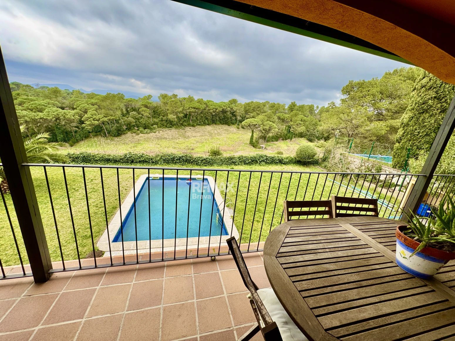 Exclusiva villa con piscina y vistas al golf a 15 minutos de Girona