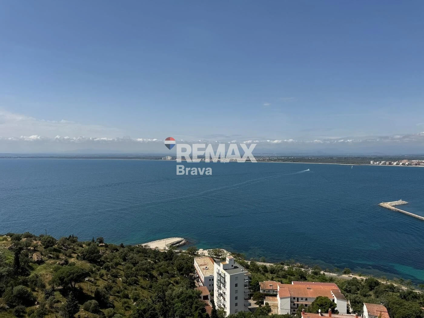 Fantastica villa en Roses con vistas al mar y Castillo de la Trinidad, piscina privada y garaje.