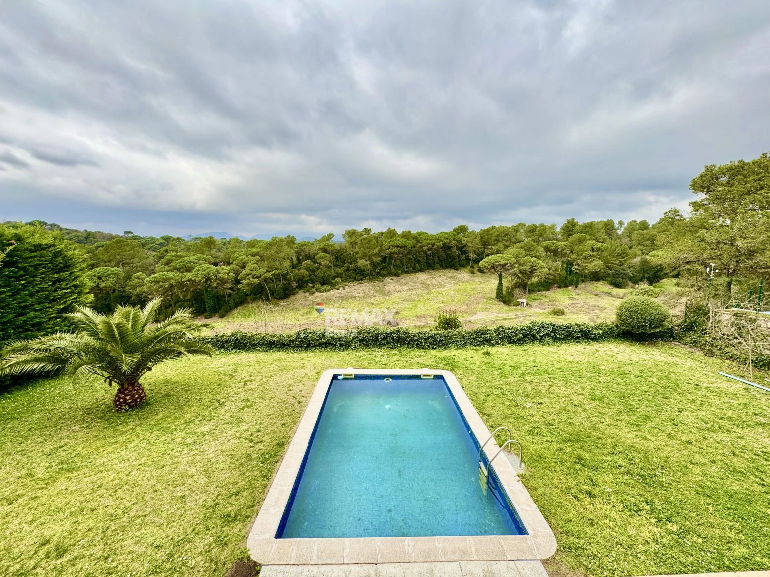 Exclusiva villa con piscina y vistas al golf a 15 minutos de Girona