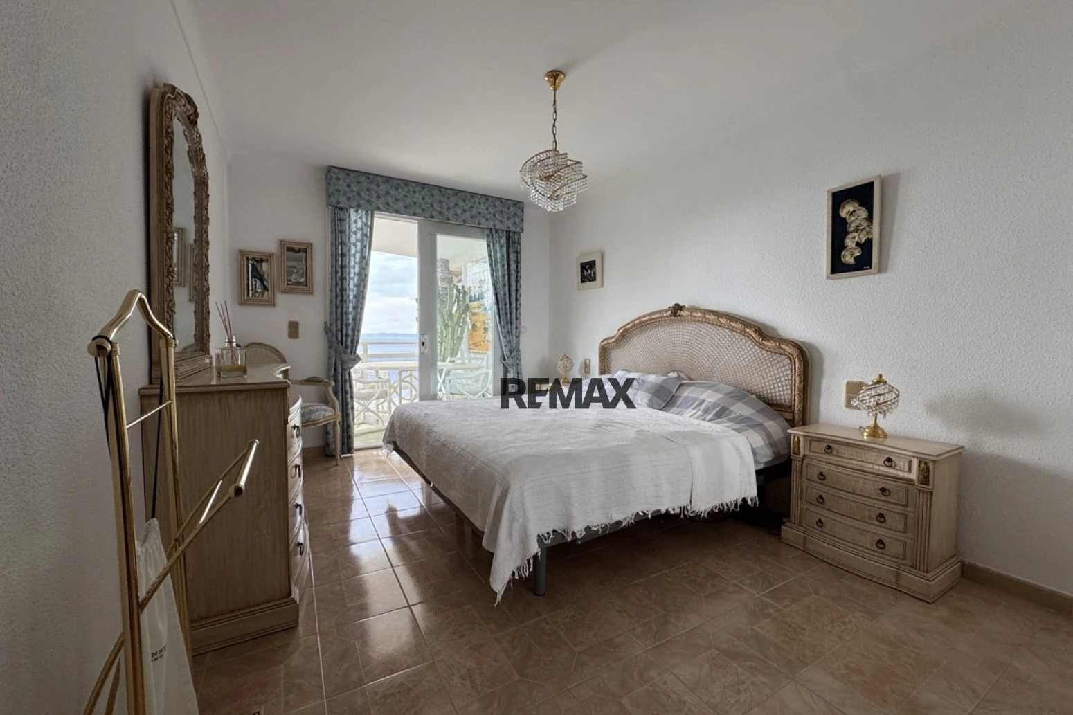 Magnífico apartamento con vistas al Mediterráneo, terraza y parking junto a la playa de Canyelles