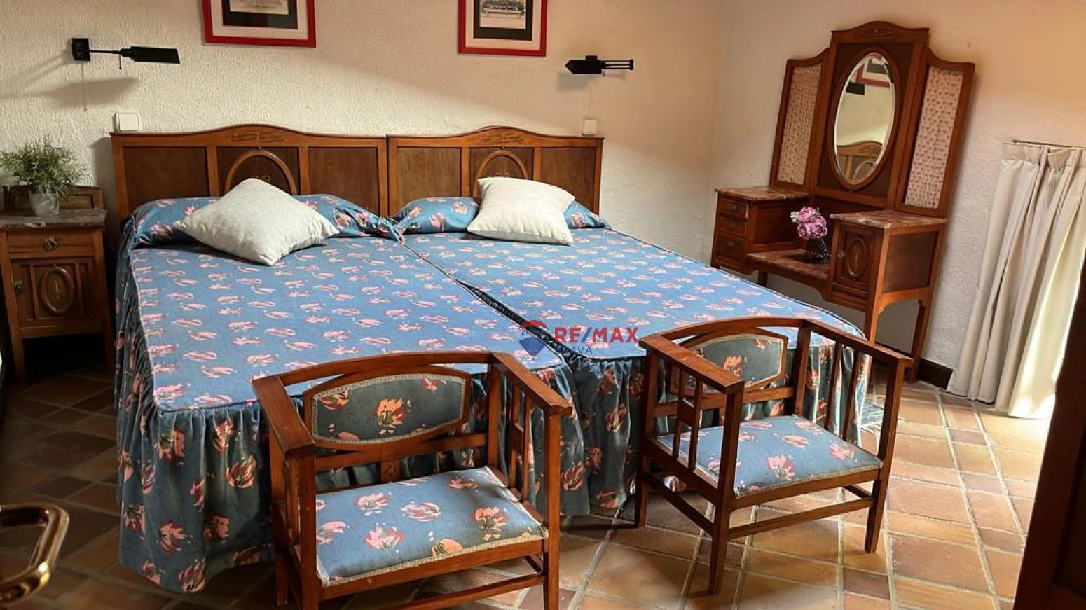 Casa de diseño antiguo en el centro del Pla de l´Estany