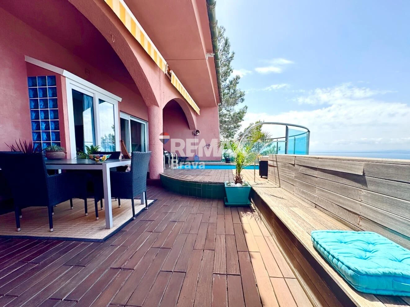 Fantastica villa en Roses con vistas al mar y Castillo de la Trinidad, piscina privada y garaje.