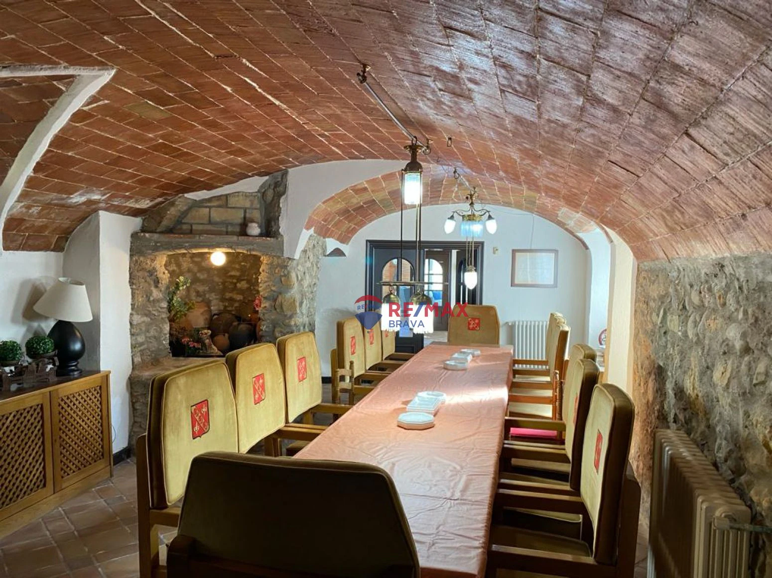 Casa de diseño antiguo en el centro del Pla de l´Estany