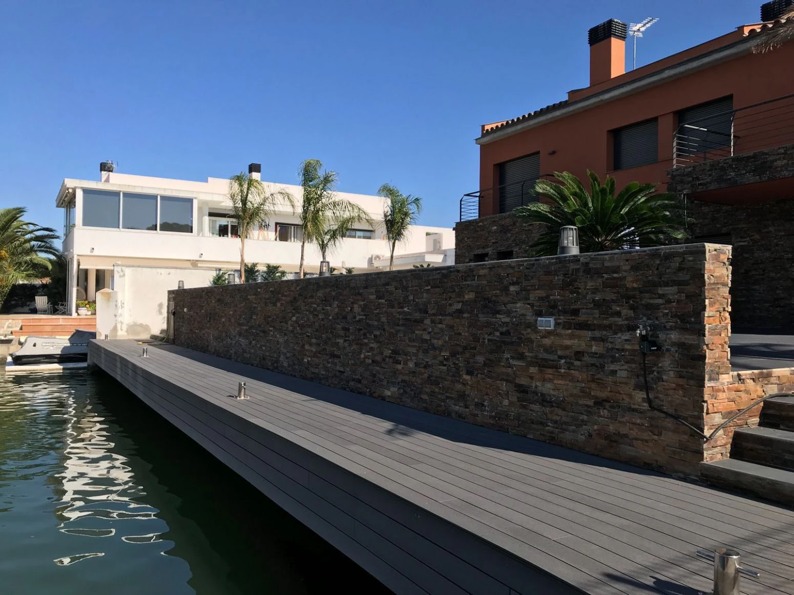 Villa al canal con 20 metros de amarre para catamaran
