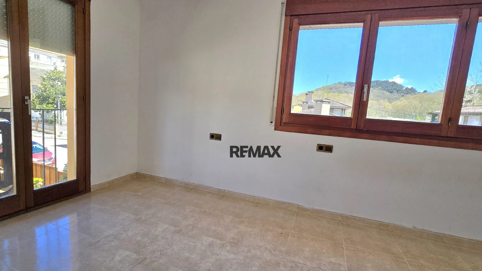 Casa pareada en Olot con 3 habitaciones, garaje y jardín