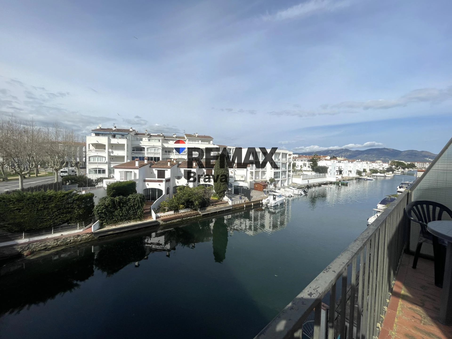 Luminoso apartamento con vistas al canal en Empuriabrava