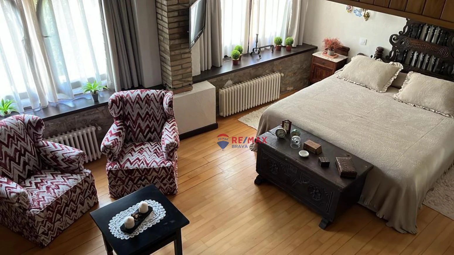 Casa de diseño antiguo en el centro del Pla de l´Estany