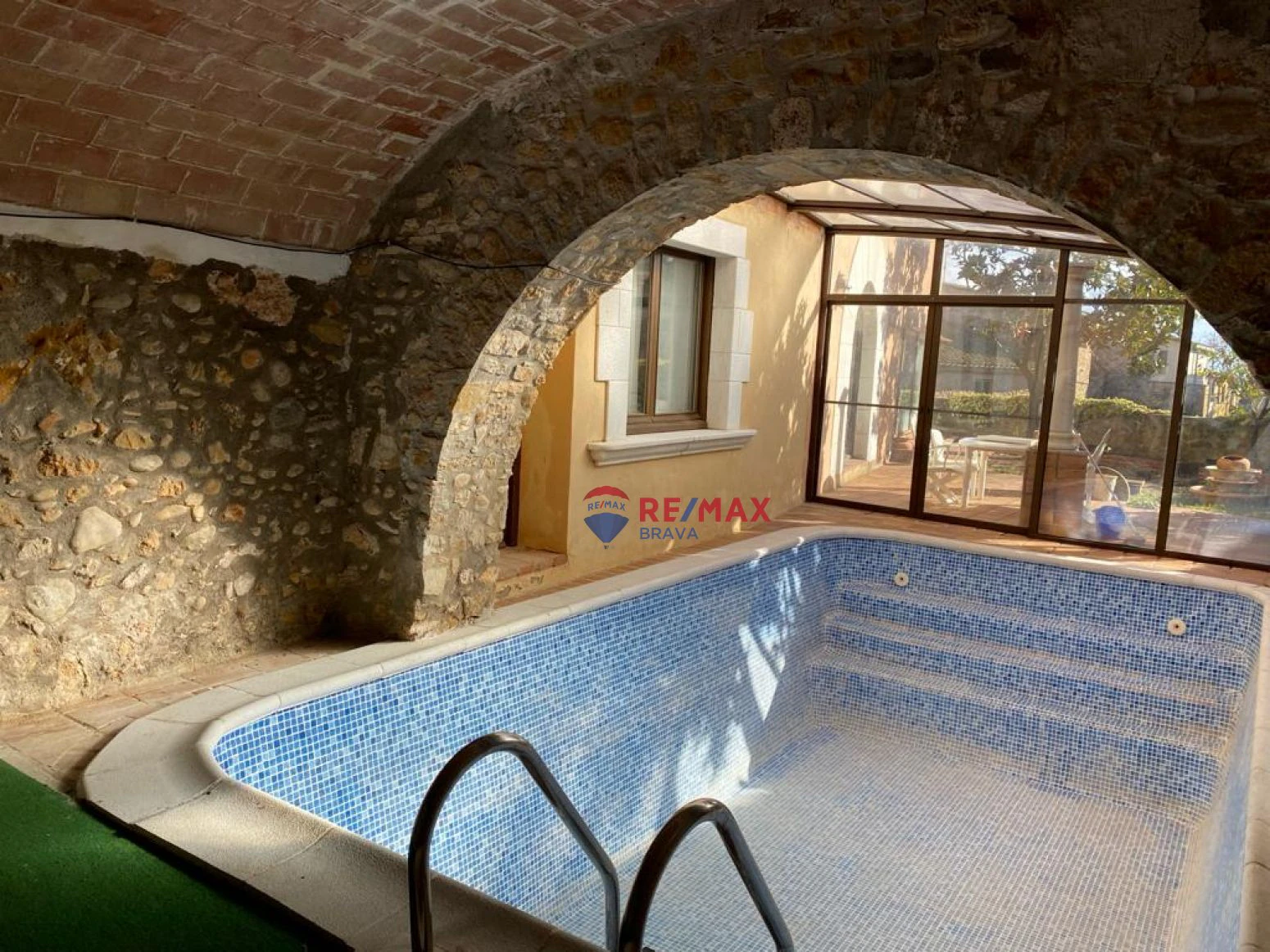 Casa de diseño antiguo en el centro del Pla de l´Estany
