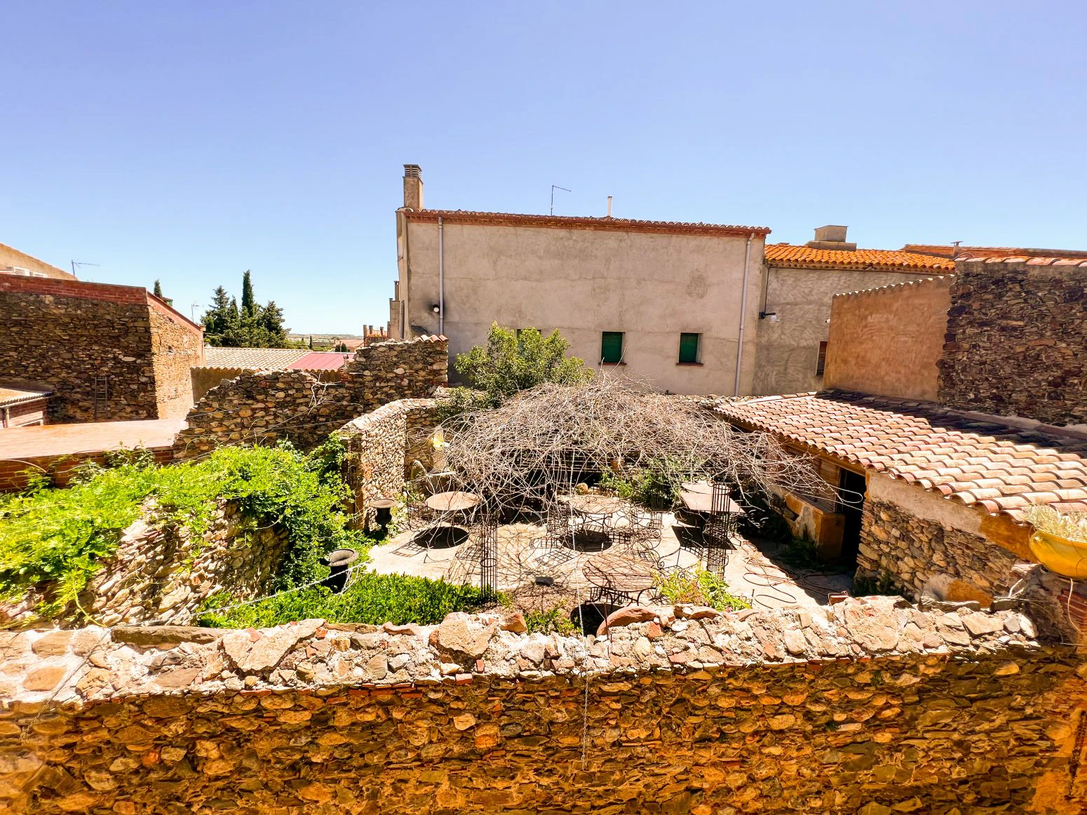 Histórica casa con terreno anexo en Mollet de Peralada con