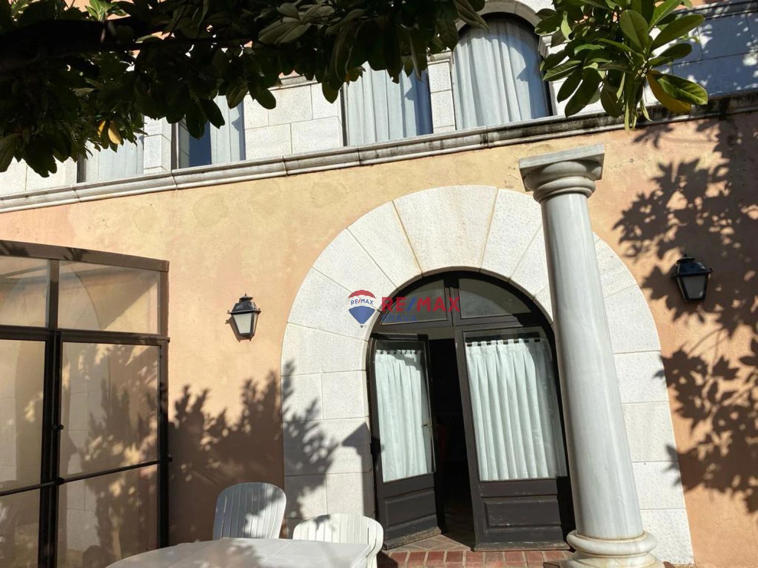 Casa de diseño antiguo en el centro del Pla de l´Estany