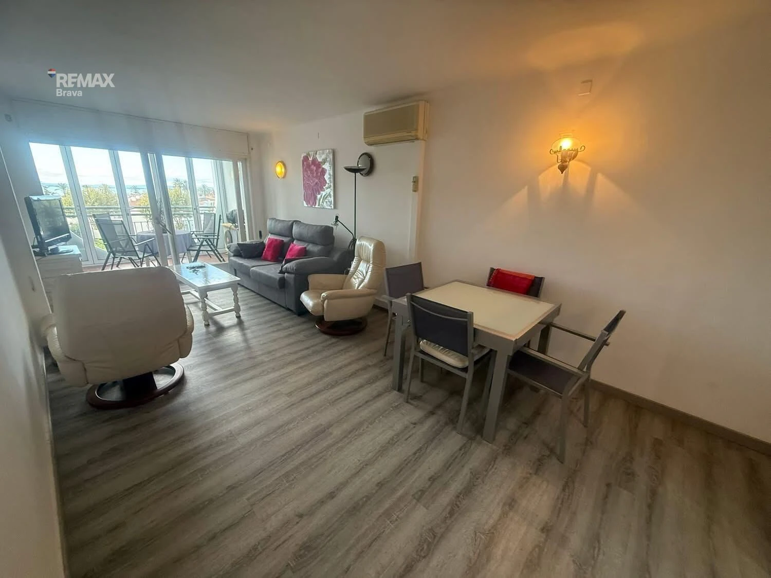 EMPURIABRAVA - Apartamento tipo Dúplex - Primera línea de mar con vistas excepcionales.