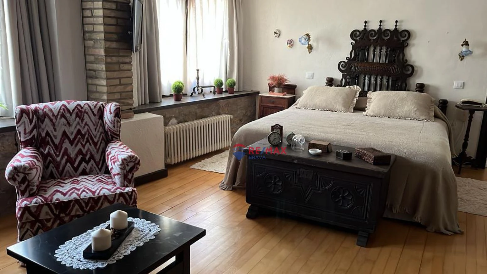Casa de diseño antiguo en el centro del Pla de l´Estany