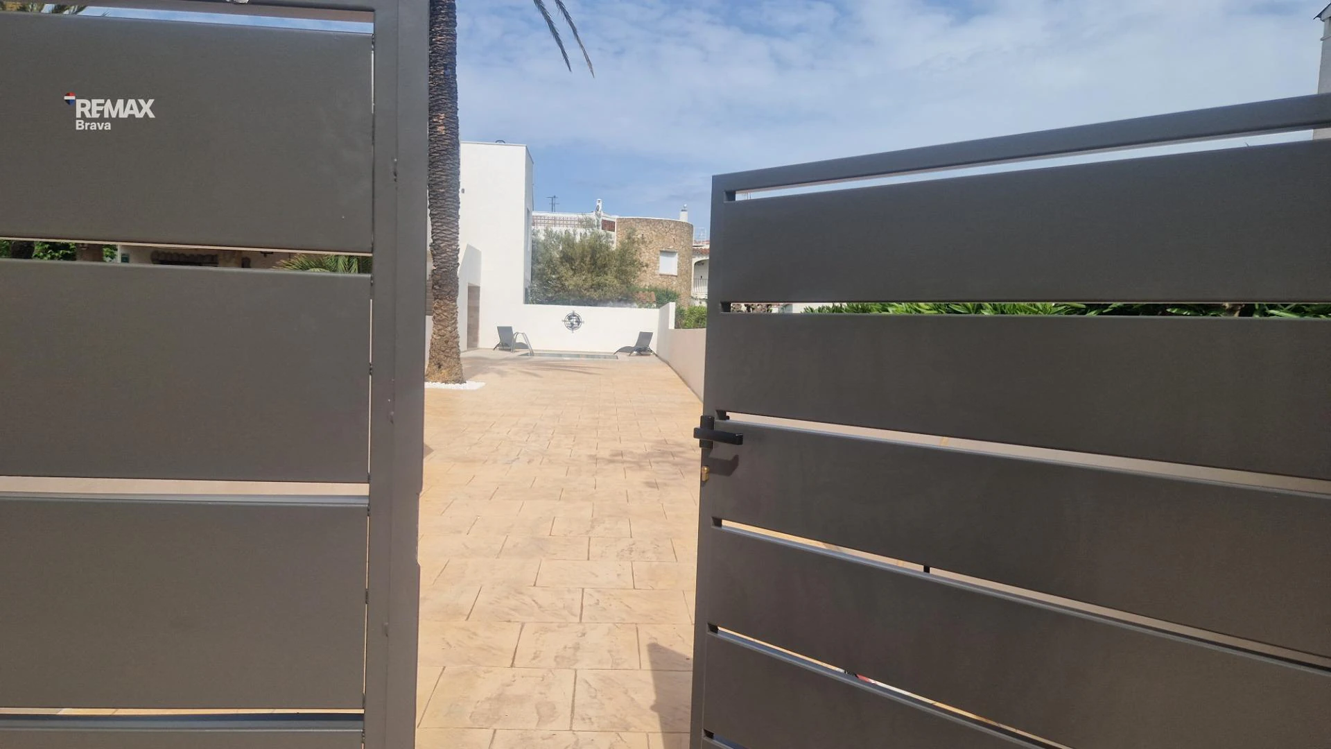 Apartamento con jardín y piscina propios en Empuriabrava
