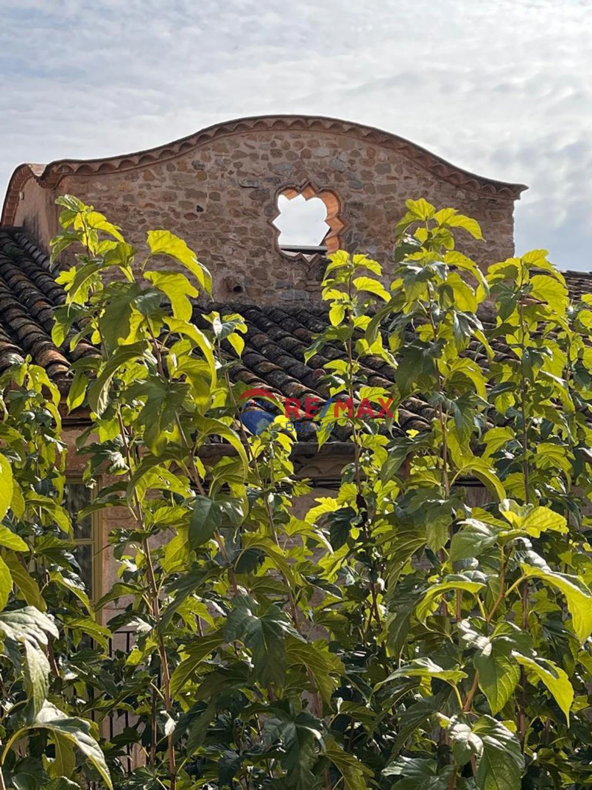 Casa de diseño antiguo en el centro del Pla de l´Estany