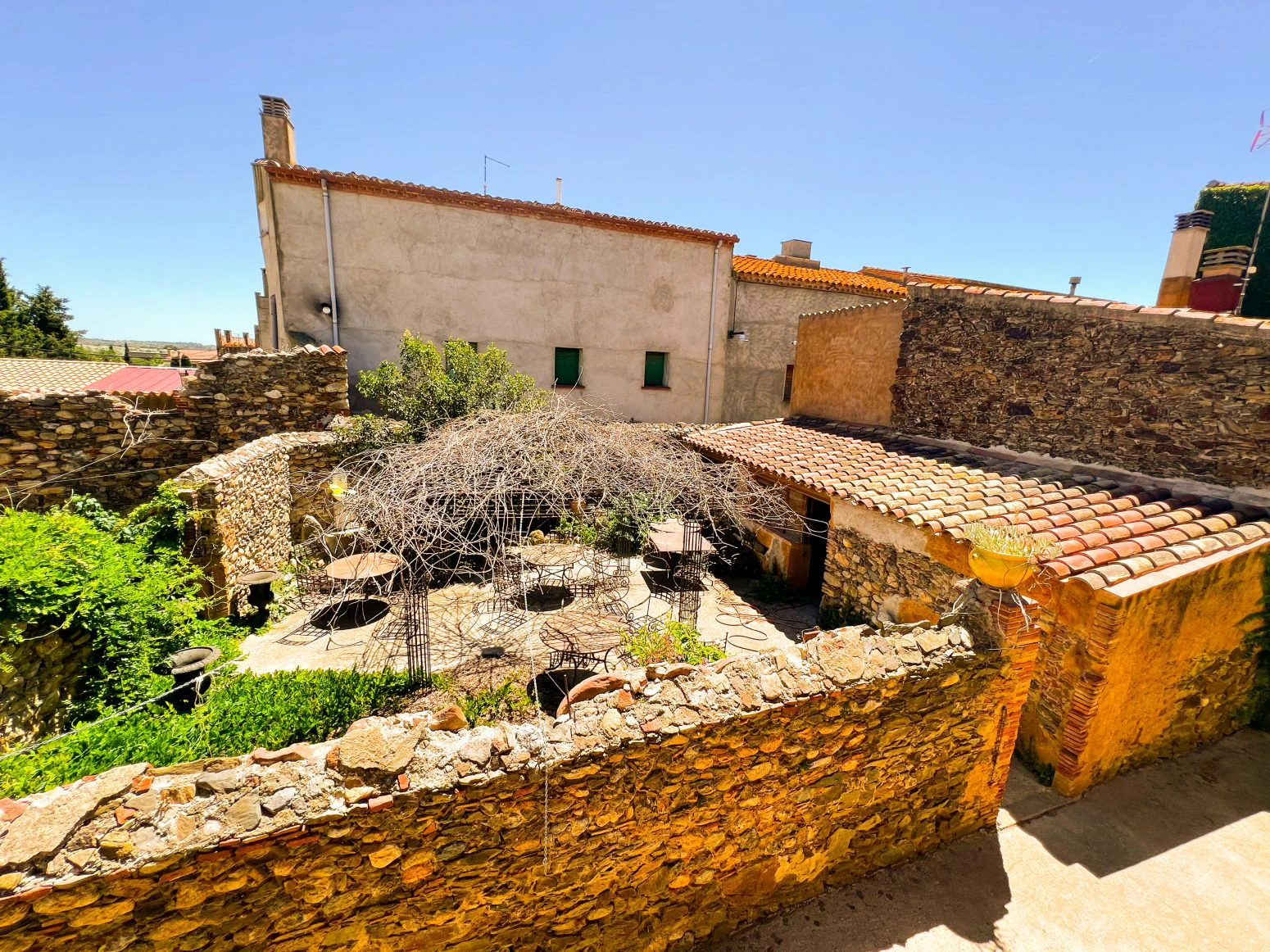 Histórica casa con terreno anexo en Mollet de Peralada con