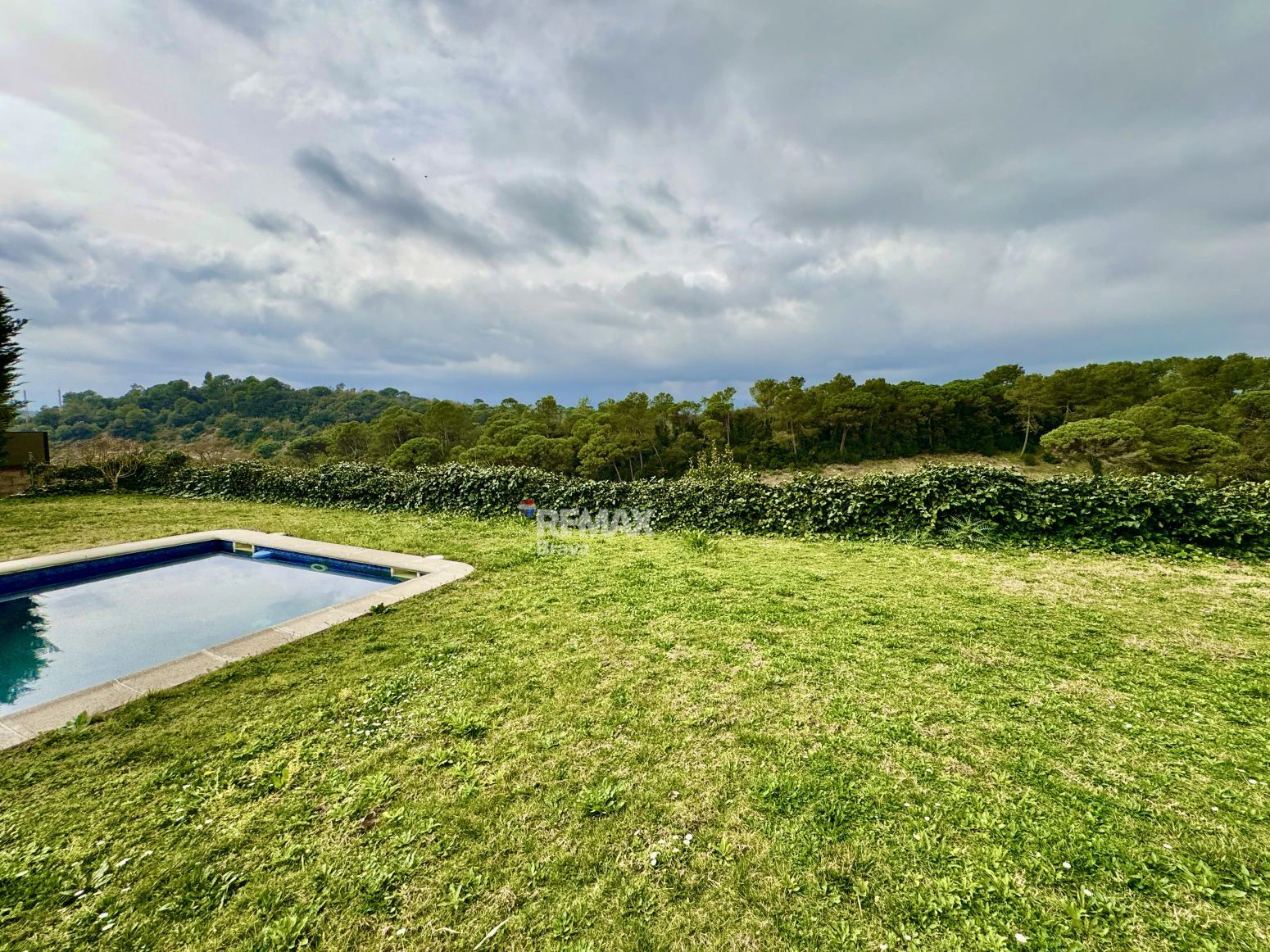 Exclusiva villa con piscina y vistas al golf a 15 minutos de Girona