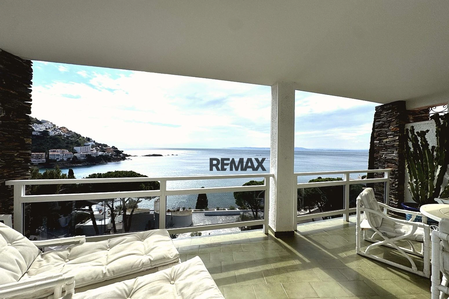 Magnífico apartamento con vistas al Mediterráneo, terraza y parking junto a la playa de Canyelles