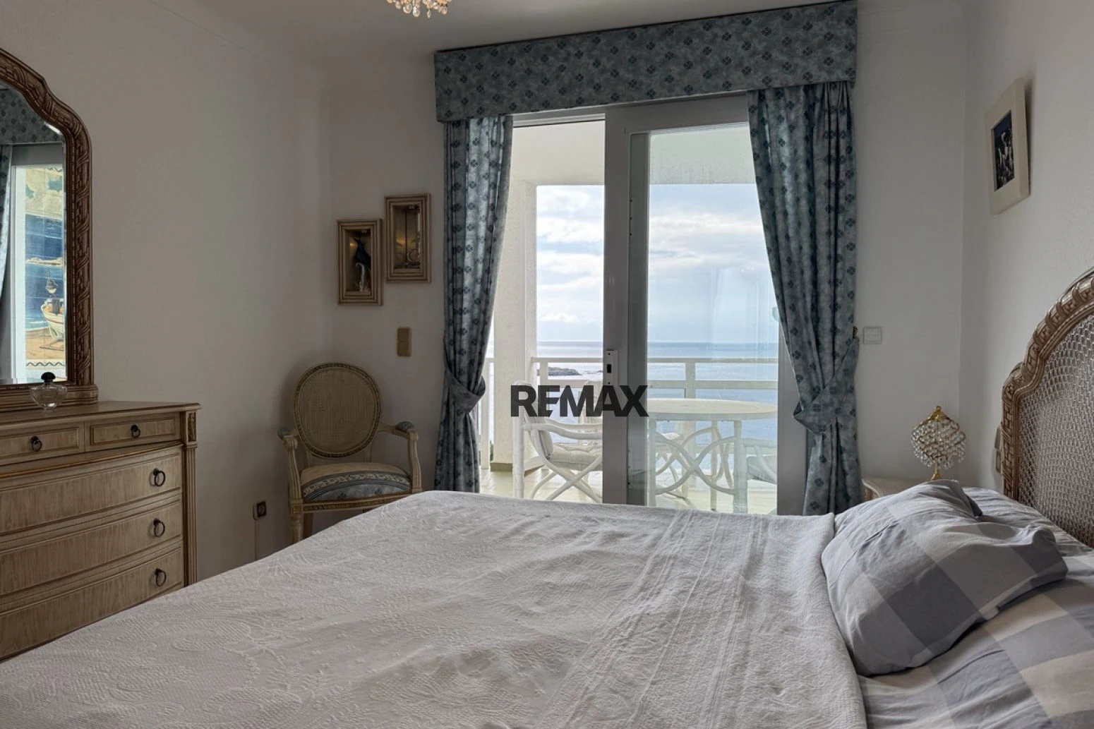 Magnífico apartamento con vistas al Mediterráneo, terraza y parking junto a la playa de Canyelles