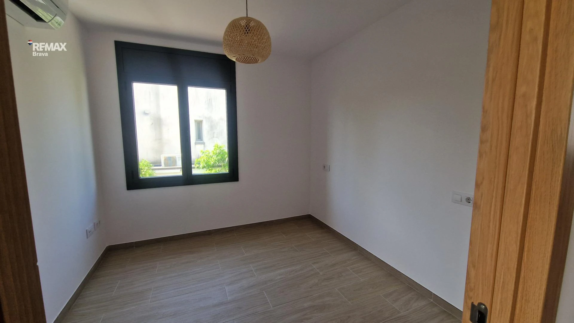 Apartamento con jardín y piscina propios en Empuriabrava