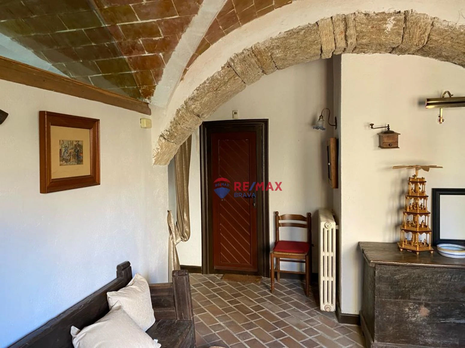 Casa de diseño antiguo en el centro del Pla de l´Estany