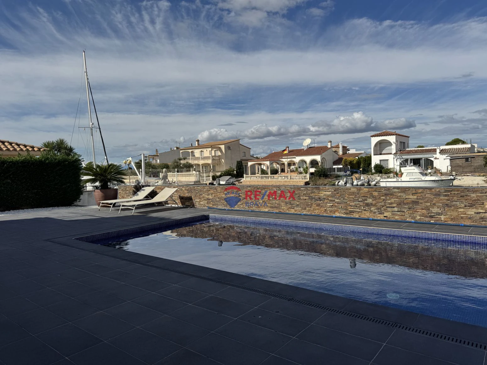 Villa al canal con 20 metros de amarre para catamaran