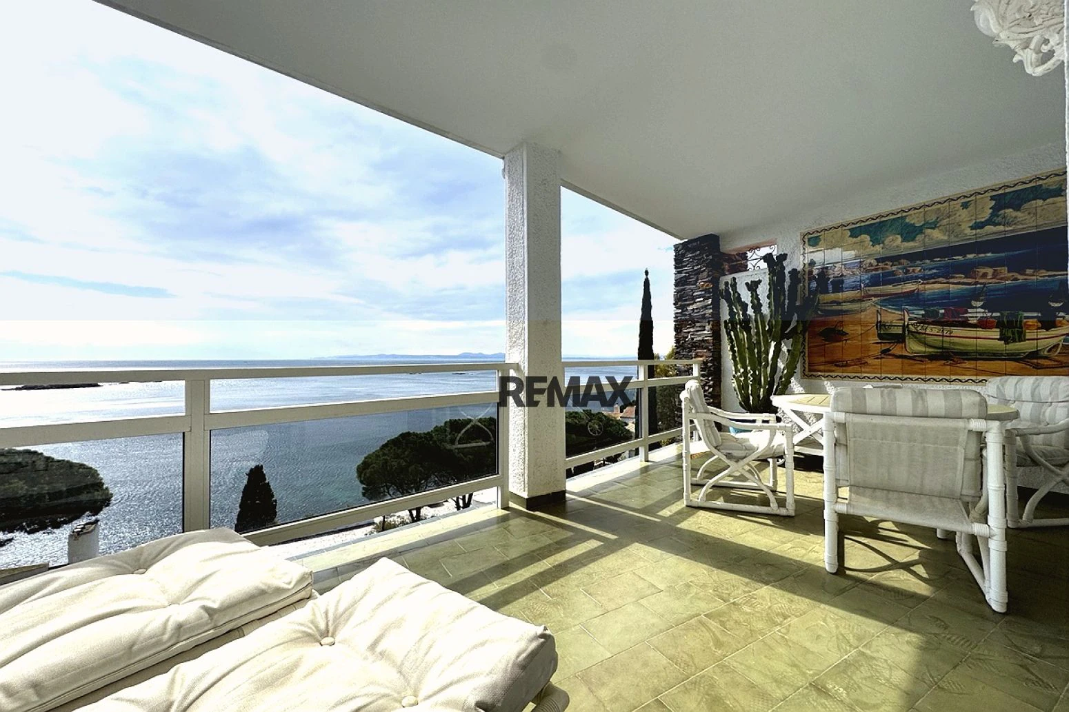 Magnífico apartamento con vistas al Mediterráneo, terraza y parking junto a la playa de Canyelles