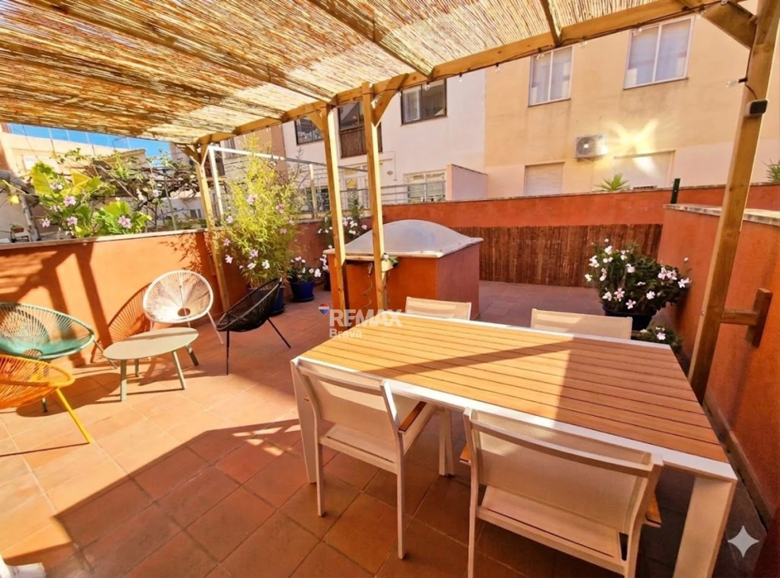 Luminoso apartamento con licencia turística, gran terraza y parking a pocos metros de la playa de Roses