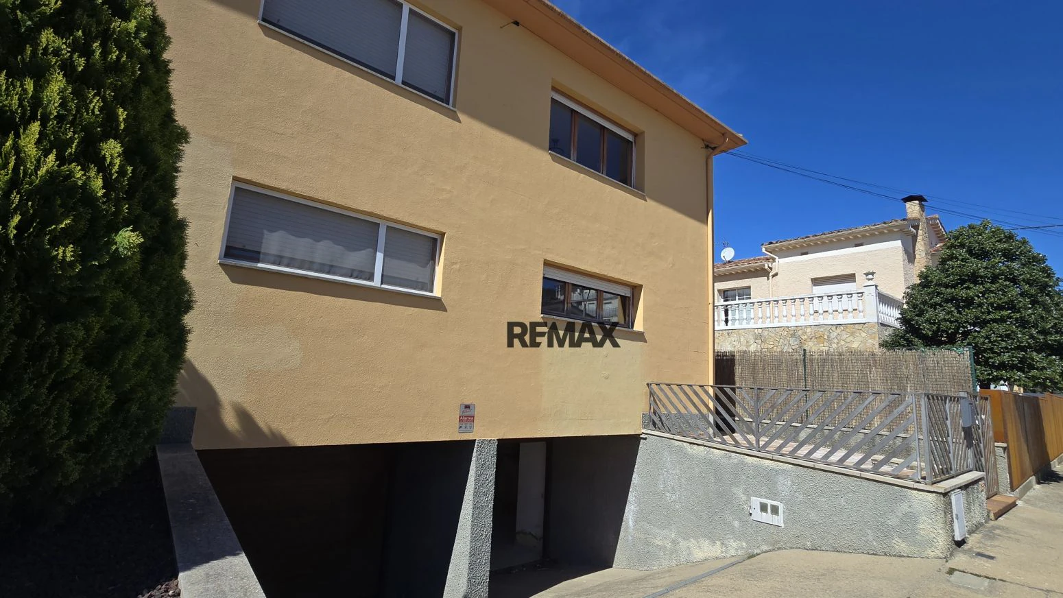 Casa pareada en Olot con 3 habitaciones, garaje y jardín