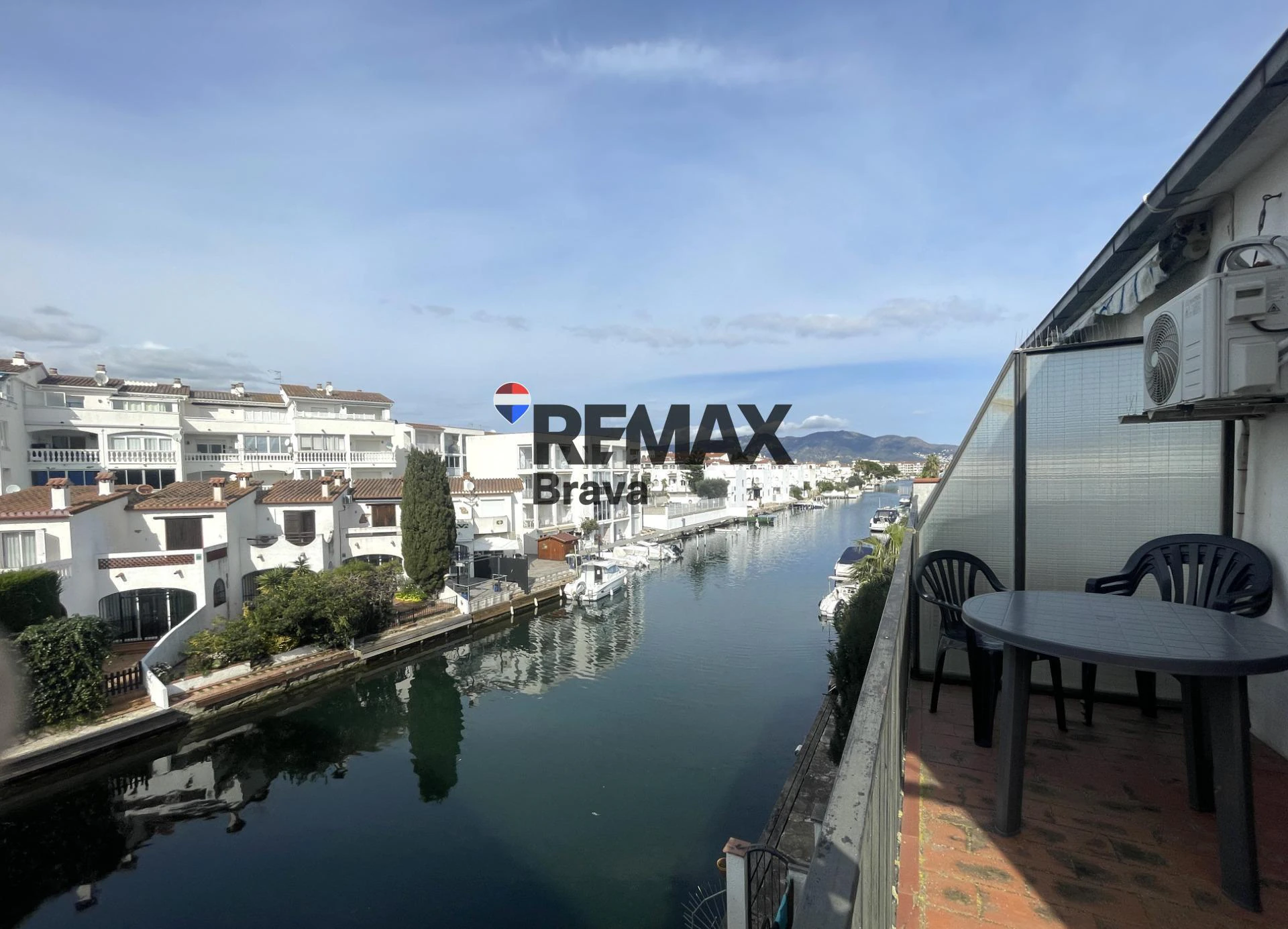 Luminoso apartamento con vistas al canal en Empuriabrava
