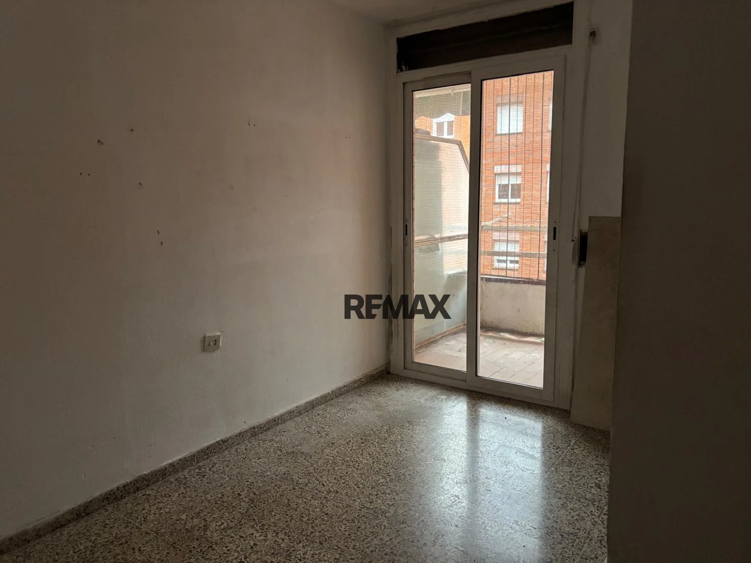 Amplio piso de 4 habitaciones para reformar en Sant Narcís, Girona