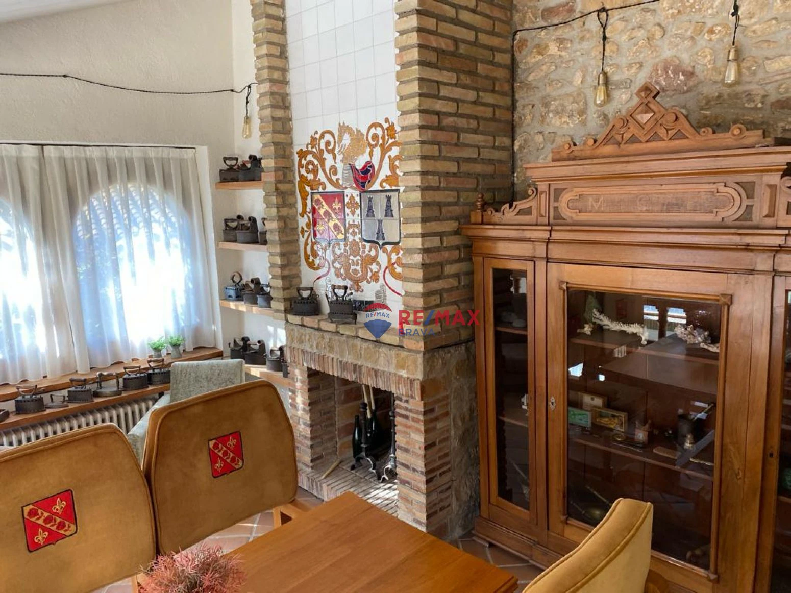Casa de diseño antiguo en el centro del Pla de l´Estany