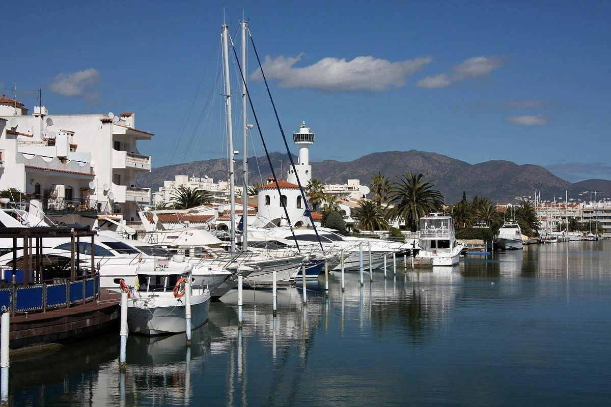 EMPURIABRAVA - Apartamento tipo Dúplex - Primera línea de mar con vistas excepcionales.