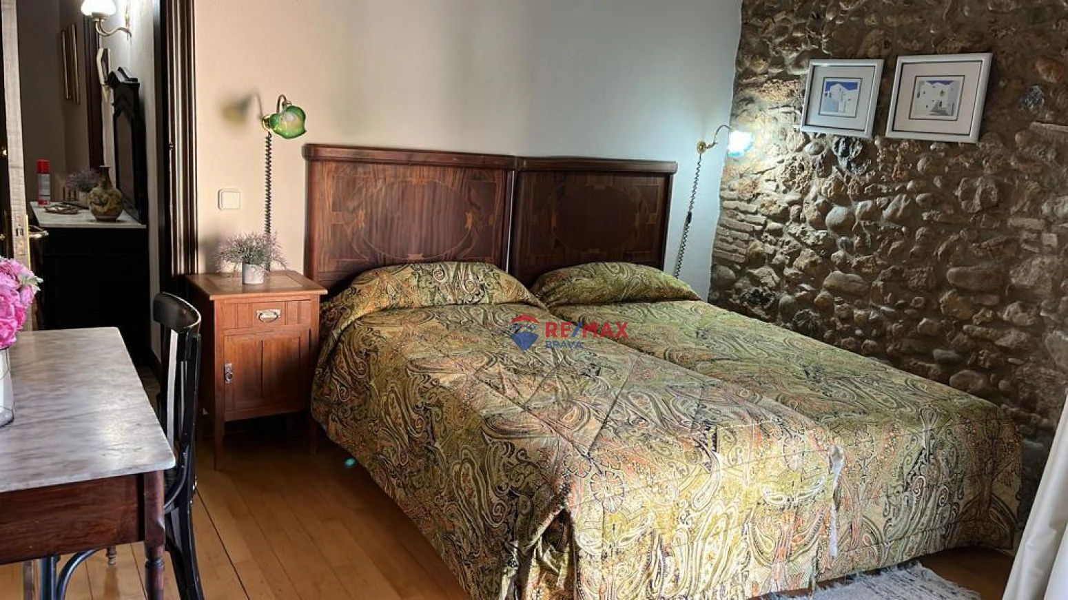 Casa de diseño antiguo en el centro del Pla de l´Estany