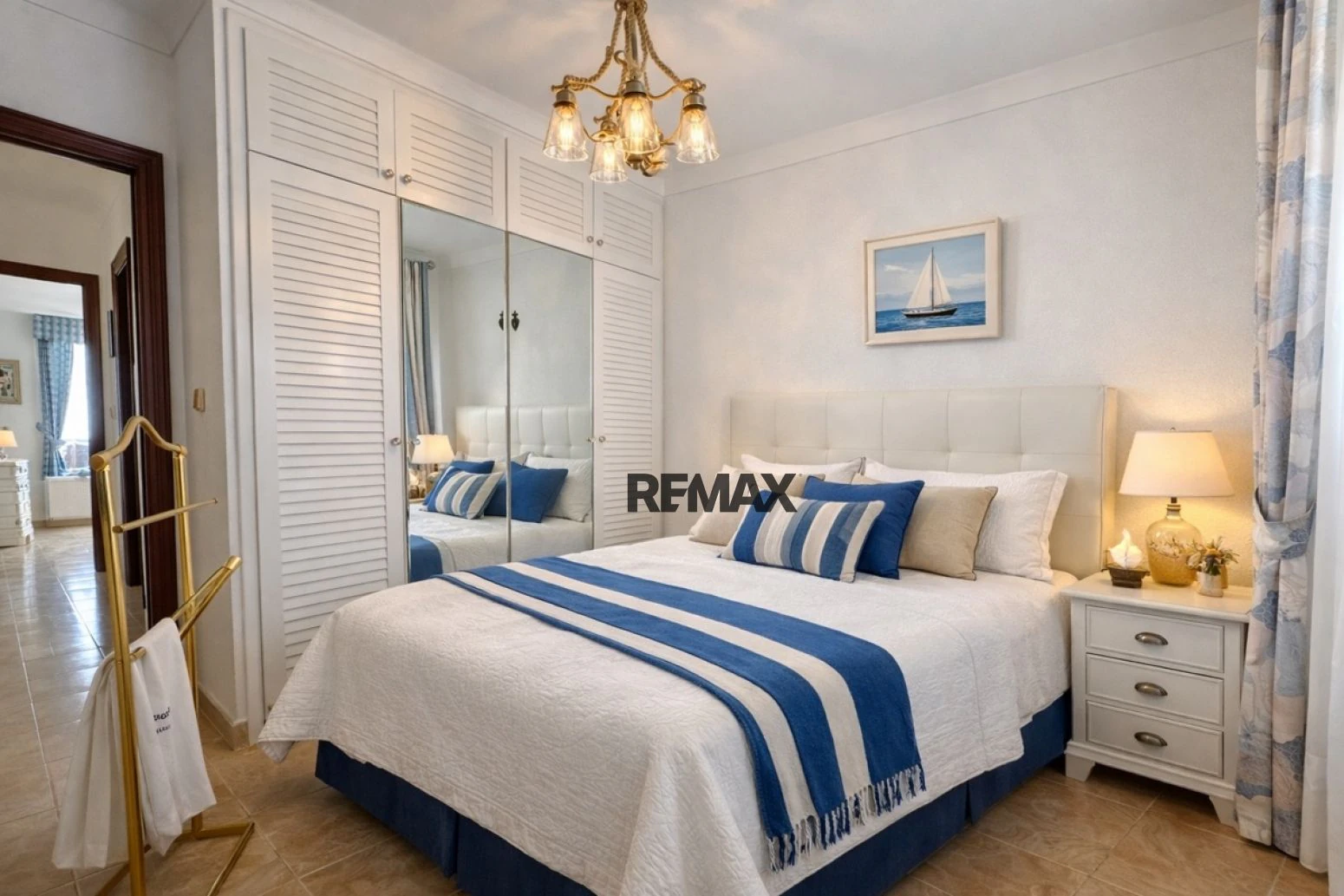 Magnífico apartamento con vistas al Mediterráneo, terraza y parking junto a la playa de Canyelles