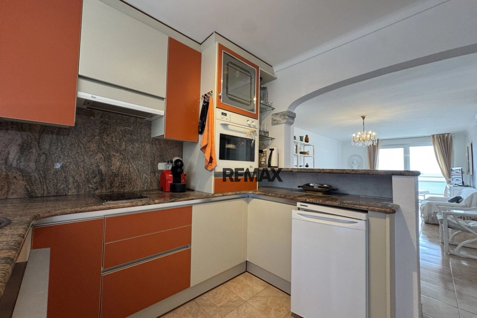 Magnífico apartamento con vistas al Mediterráneo, terraza y parking junto a la playa de Canyelles