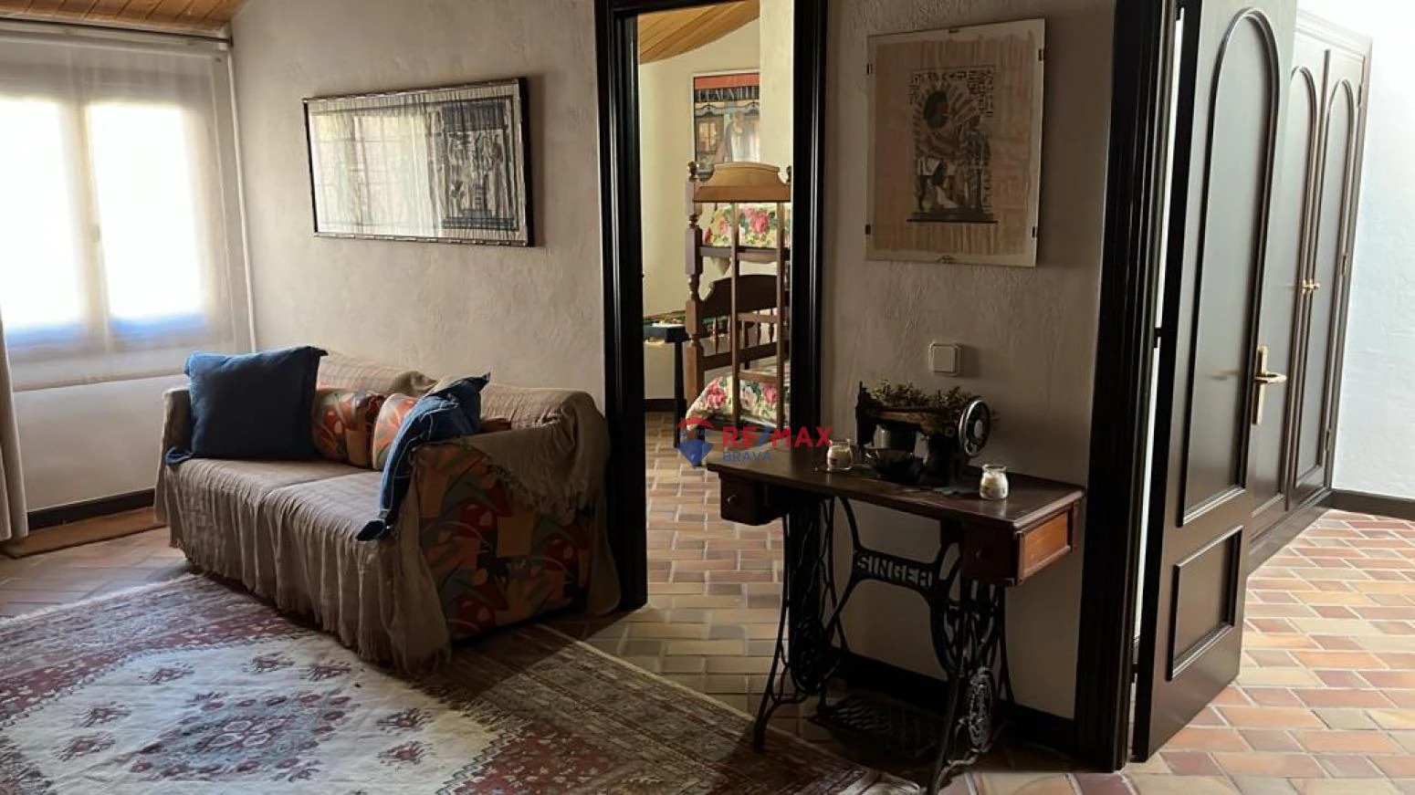 Casa de diseño antiguo en el centro del Pla de l´Estany