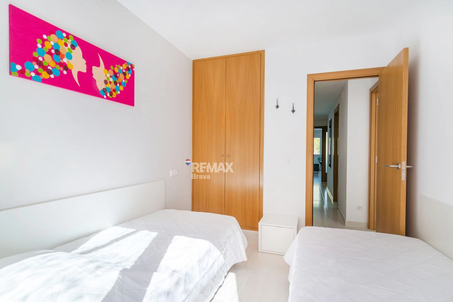 Luminoso apartamento con licencia turística, gran terraza y parking a pocos metros de la playa de Roses