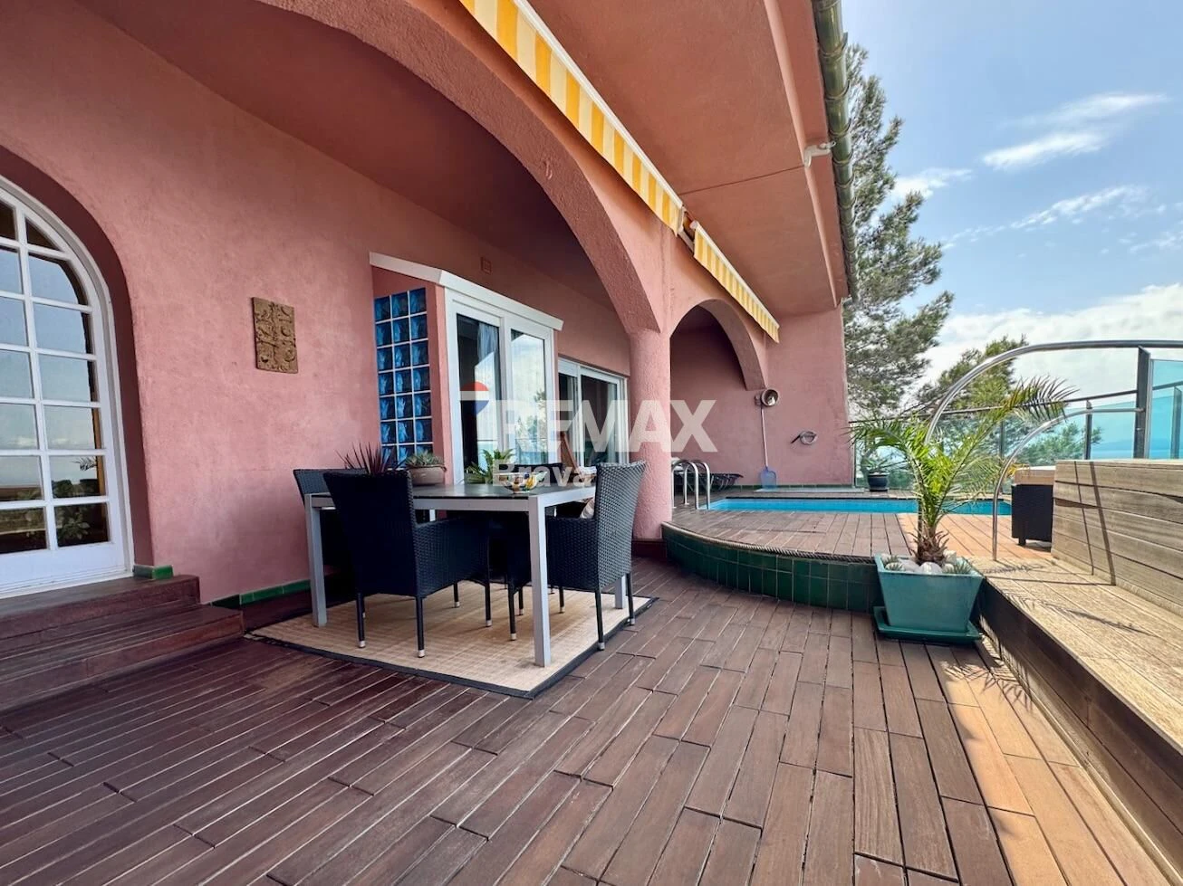 Fantastica villa en Roses con vistas al mar y Castillo de la Trinidad, piscina privada y garaje.