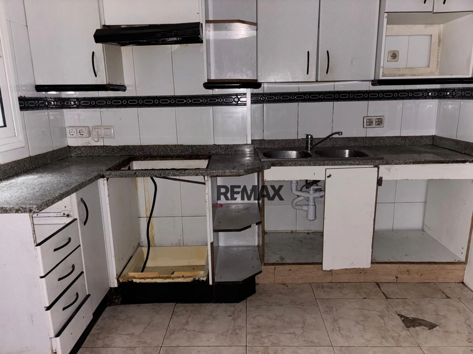 Amplio piso de 4 habitaciones para reformar en Sant Narcís, Girona